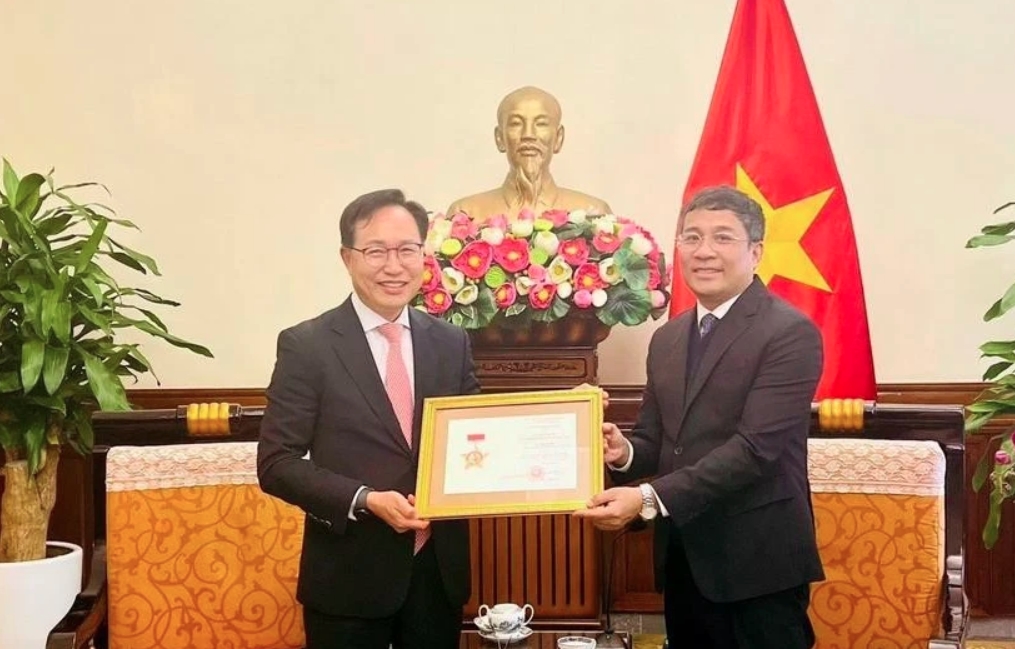 Samsung Vietnam leader honoured for contributing to Vietnam-RoK diplomatic relations